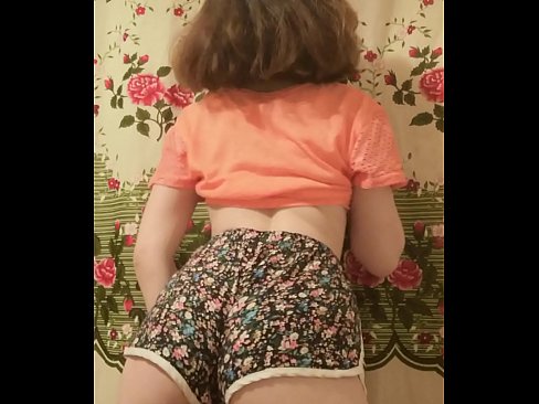 ❤️ Nena jove sexy despullant-se els pantalons curts davant la càmera Vídeo de sexe a nosaltres ❌❤