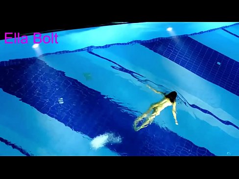❤️ No puc parar de mirar-la, jove rossa presa nedant nua a la piscina del complex ELLA BOLT Vídeo de sexe a nosaltres ❌❤