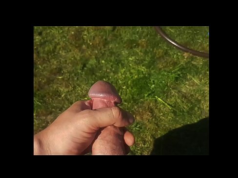 ❤️ Una guapa calenta es folla el seu cony rosa i es corre amb un esquitxat en un jardí d'estiu Vídeo de sexe a nosaltres ❌❤