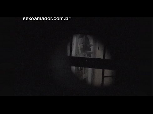 ❤️ Blondie és gravada en secret per un voyeur del barri amagat darrere de maons buits Vídeo de sexe a nosaltres ❌❤