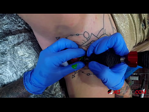 ❤️ La bomba Sully Savage, molt tatuada, es va tatuar al clítoris Vídeo de sexe a nosaltres ❌❤