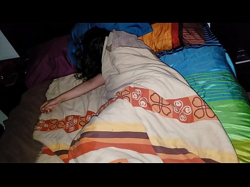 ❤️ El fillastre renya la seva jove madrastra mentre dorm. Vídeo de sexe a nosaltres ❌❤