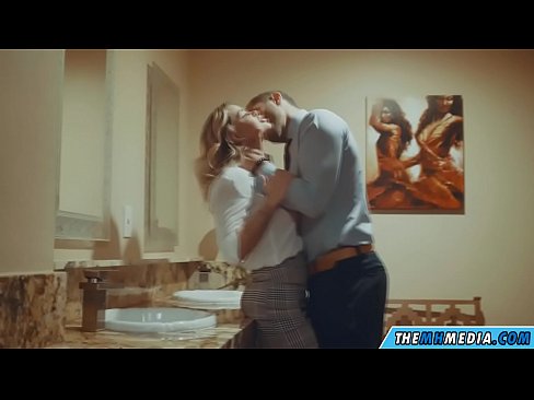 ❤️ Quan una rossa tetona et sedueix en un lavabo públic Vídeo de sexe a nosaltres ❌❤